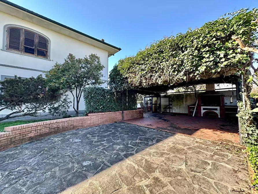 Immagine 51 di Villa in vendita  a Lucca