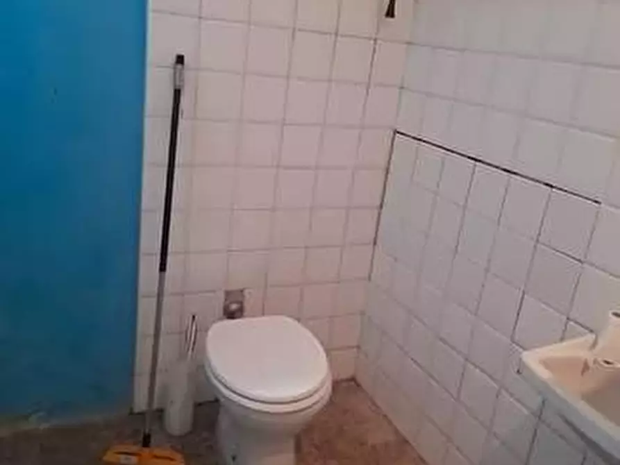 Immagine 3 di Locale commerciale in affitto  a Lucca