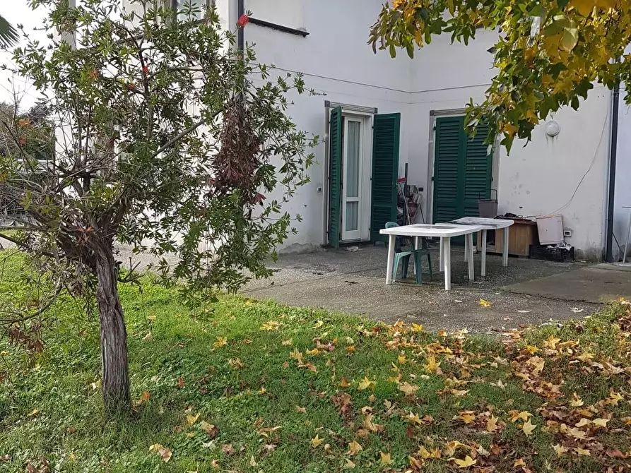 Immagine 4 di Villa in vendita  a Montignoso