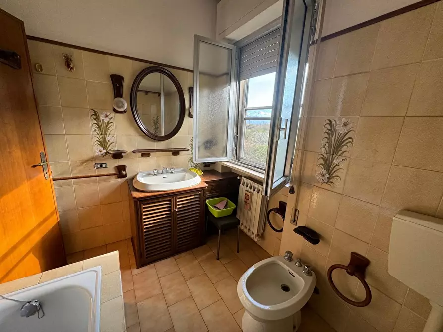 Immagine 10 di Appartamento in vendita  a Lucca