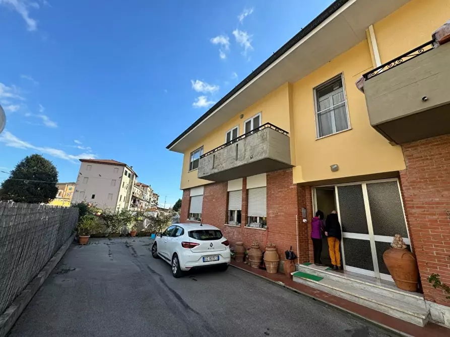 Immagine 17 di Appartamento in vendita  a Lucca