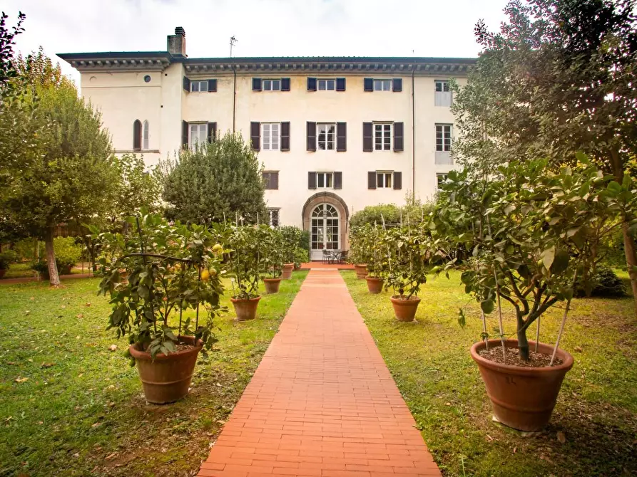 Immagine 2 di Immobile di prestigio in vendita  a Lucca