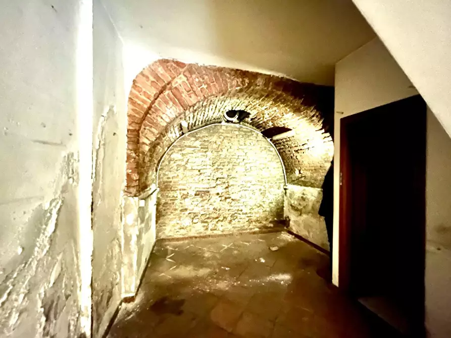 Immagine 4 di Negozio in affitto  a Siena