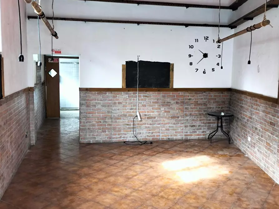 Immagine 2 di Locale commerciale in vendita  a Livorno