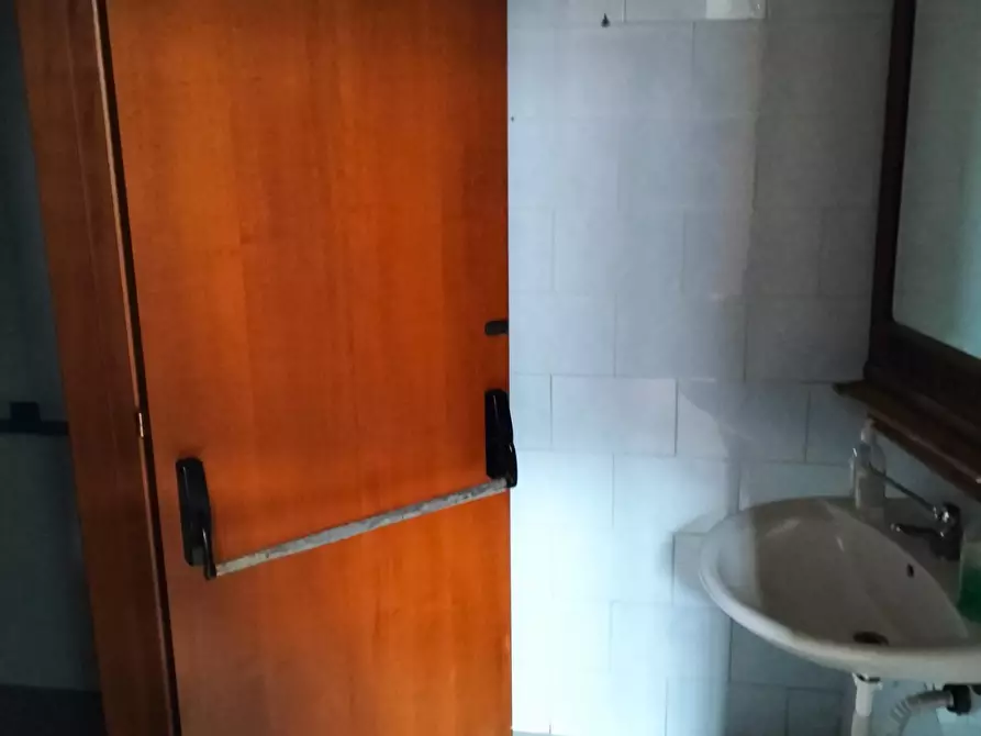 Immagine 6 di Locale commerciale in vendita  a Livorno