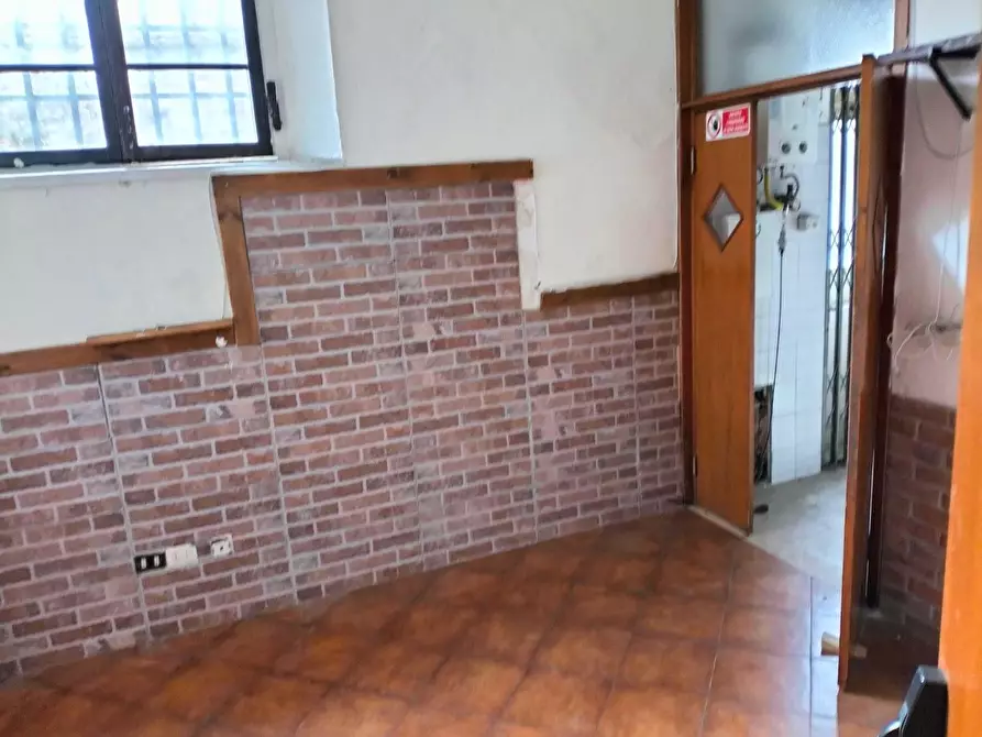 Immagine 3 di Locale commerciale in vendita  a Livorno