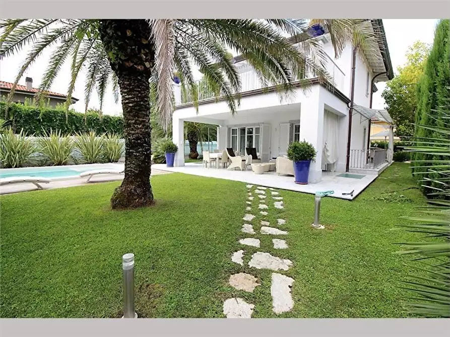 Immagine 4 di Villa in vendita  a Forte Dei Marmi
