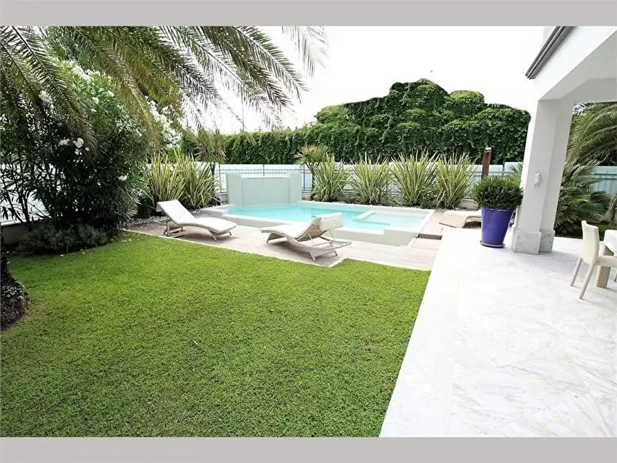 Immagine 6 di Villa in vendita  a Forte Dei Marmi