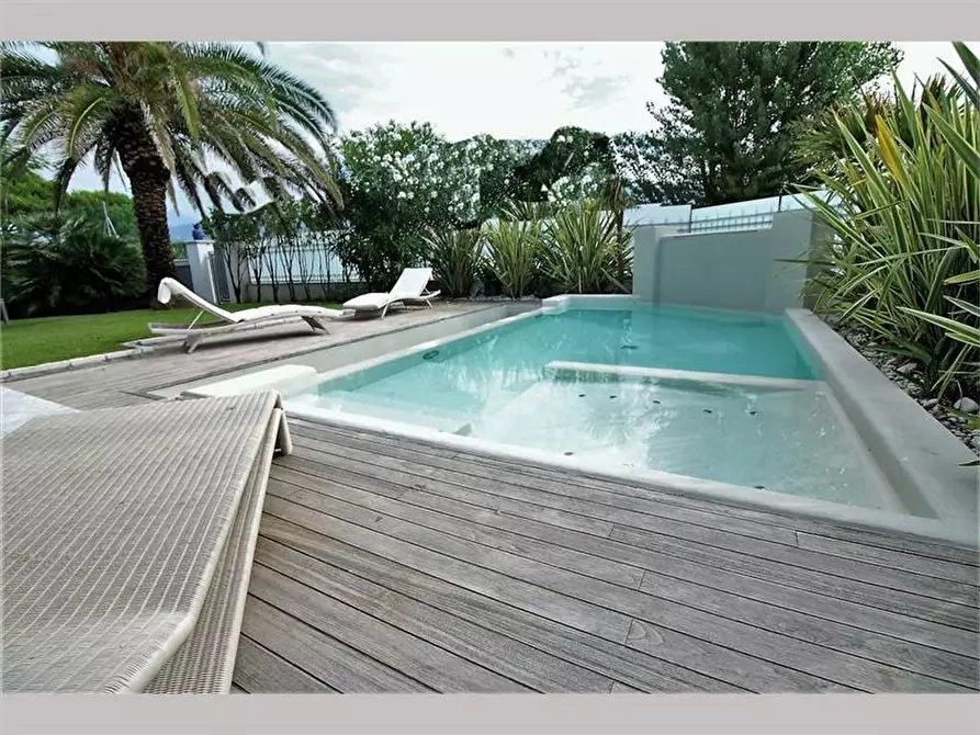 Immagine 3 di Villa in vendita  a Forte Dei Marmi