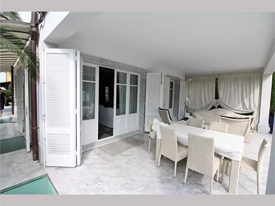 Immagine 5 di Villa in vendita  a Forte Dei Marmi