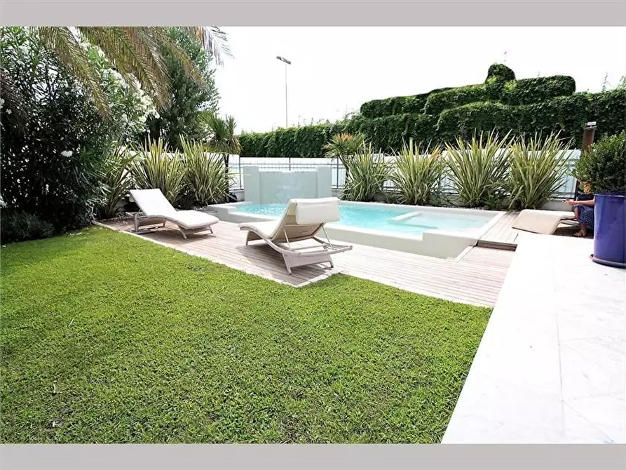 Immagine 2 di Villa in vendita  a Forte Dei Marmi