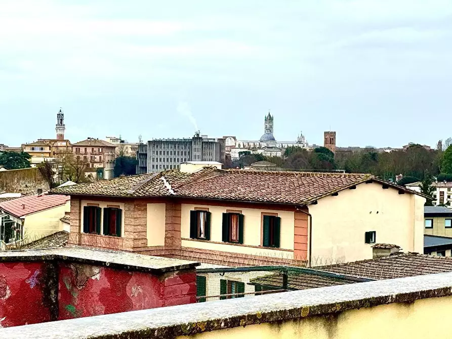 Immagine 1 di Appartamento in vendita  a Siena