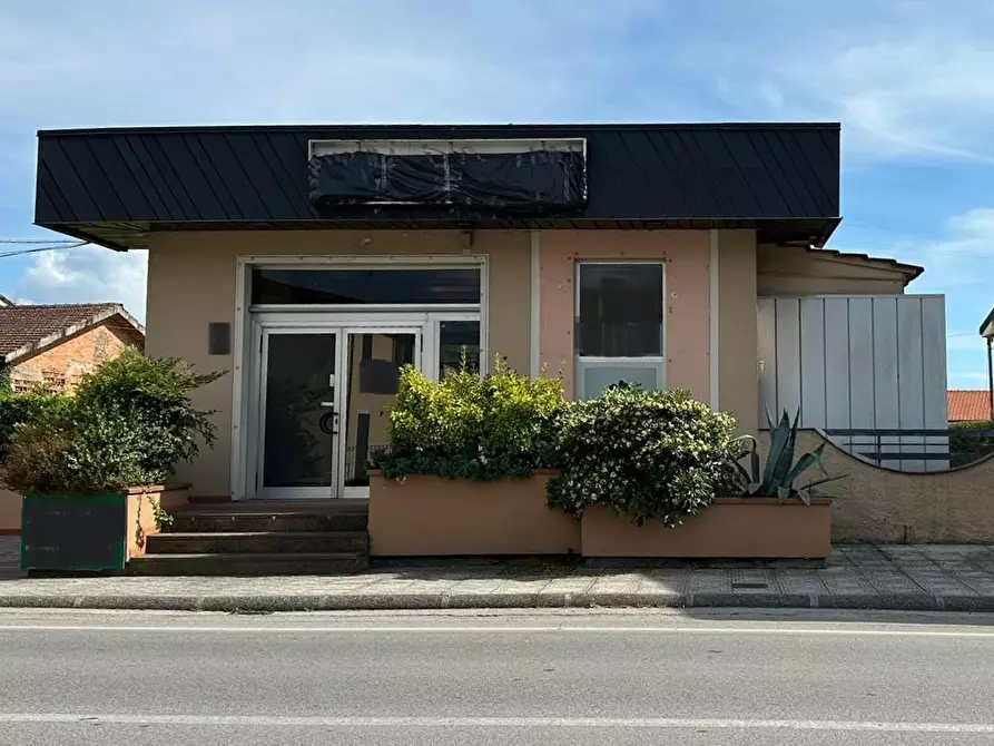 Immagine 1 di Locale commerciale in affitto  a Capannori