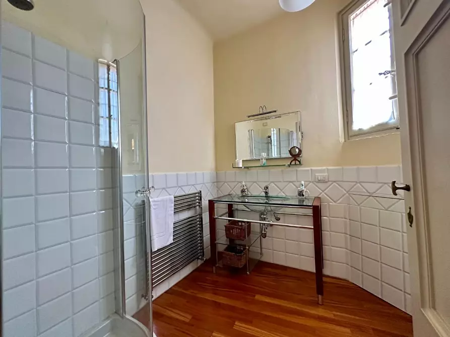 Immagine 46 di Appartamento in vendita  a Lucca