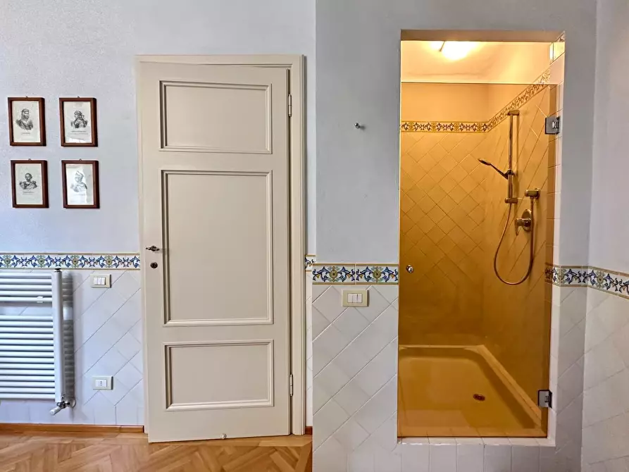 Immagine 21 di Appartamento in vendita  a Lucca