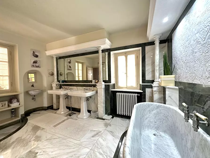 Immagine 31 di Appartamento in vendita  a Lucca