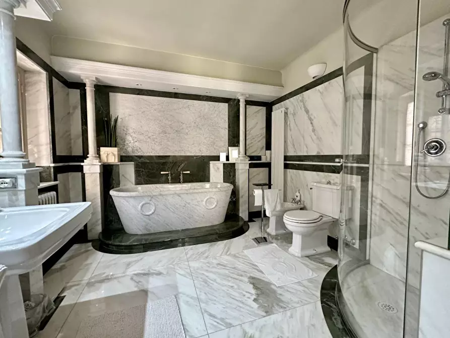 Immagine 30 di Appartamento in vendita  a Lucca