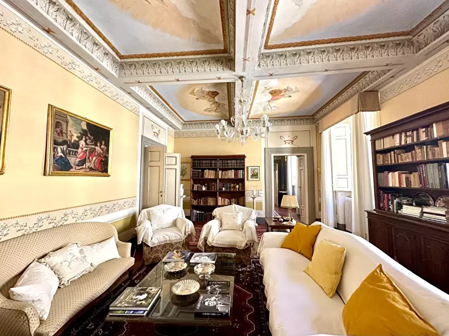 Immagine 12 di Appartamento in vendita  a Lucca