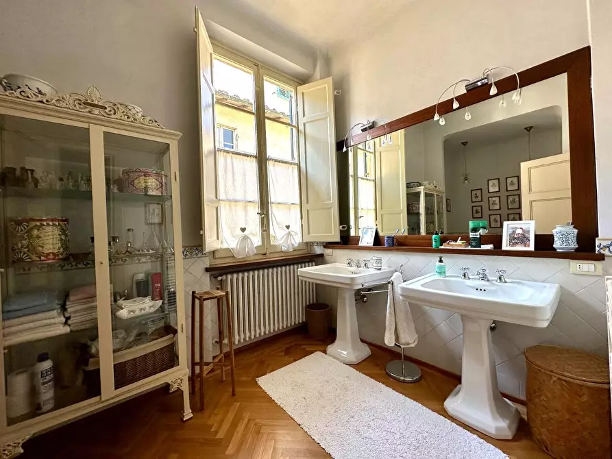 Immagine 18 di Appartamento in vendita  a Lucca
