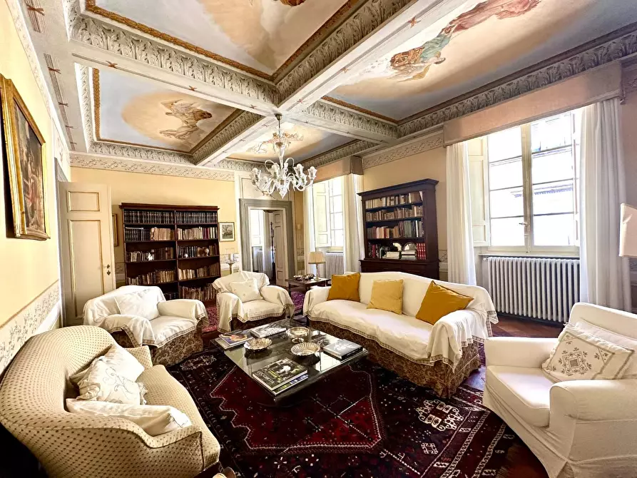 Immagine 11 di Appartamento in vendita  a Lucca