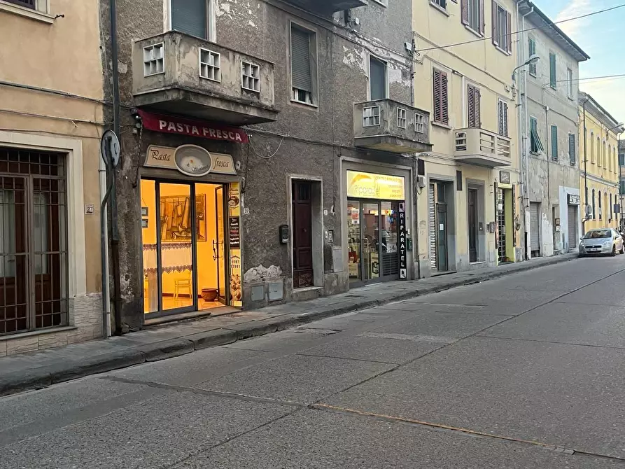 Immagine 1 di Locale commerciale in vendita  a Pontedera