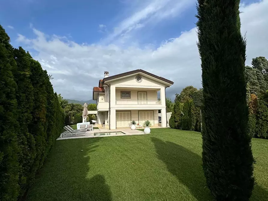 Immagine 3 di Villa in vendita  a Forte Dei Marmi