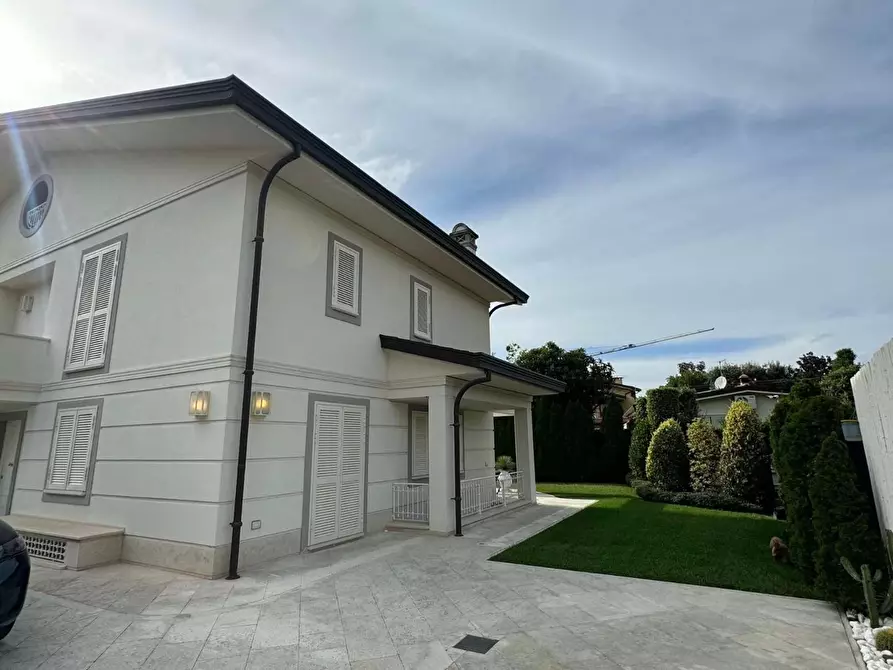 Immagine 5 di Villa in vendita  a Forte Dei Marmi