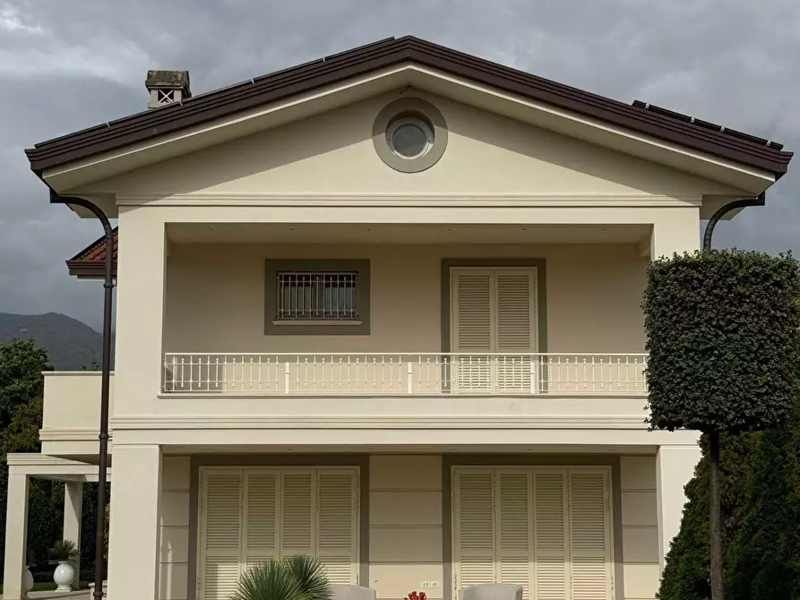 Immagine 2 di Villa in vendita  a Forte Dei Marmi