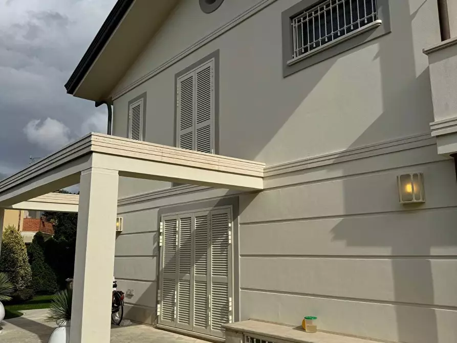Immagine 8 di Villa in vendita  a Forte Dei Marmi