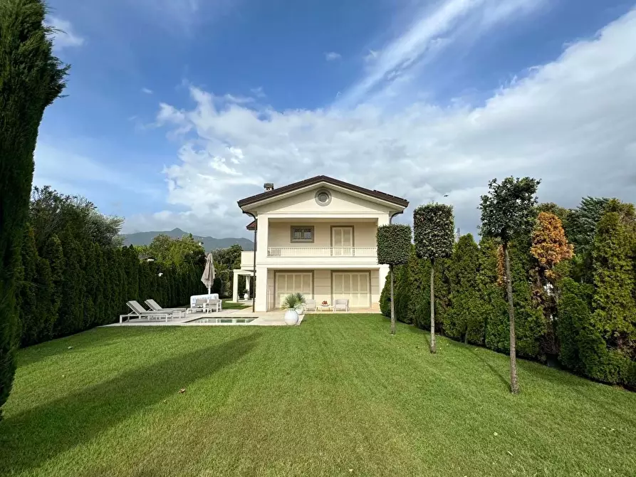 Immagine 1 di Villa in vendita  a Forte Dei Marmi