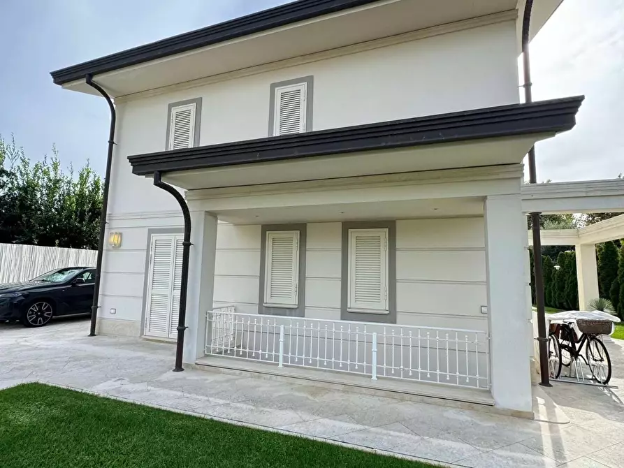 Immagine 9 di Villa in vendita  a Forte Dei Marmi