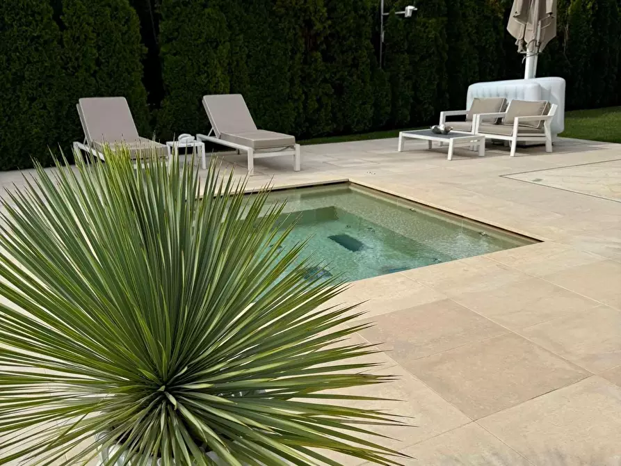 Immagine 4 di Villa in vendita  a Forte Dei Marmi