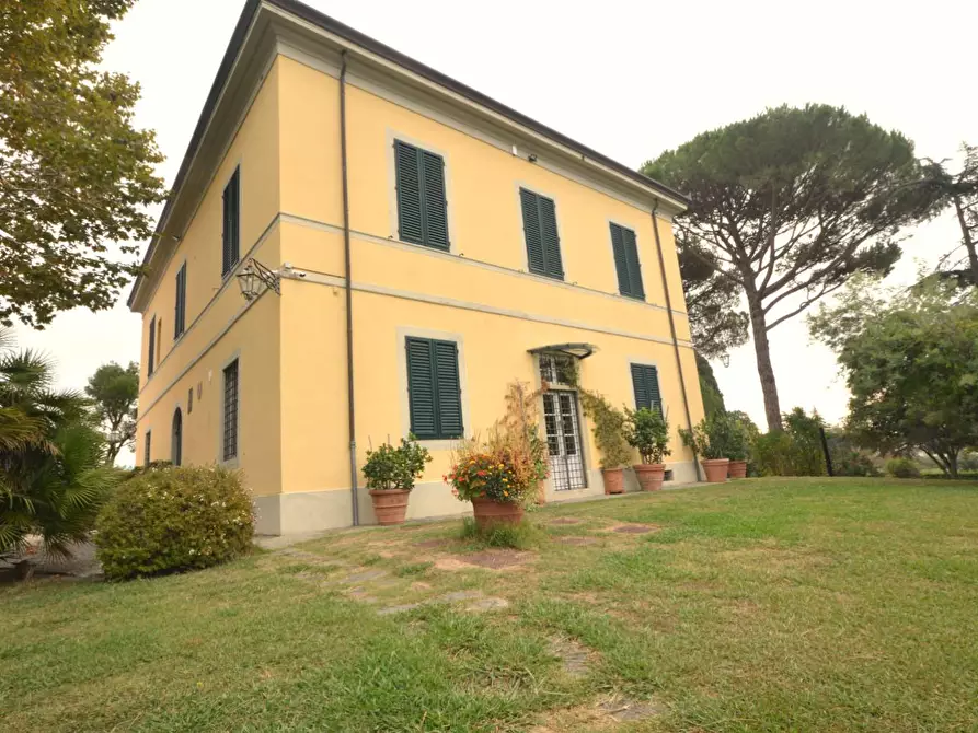 Immagine 39 di Villa in vendita  a Lucca