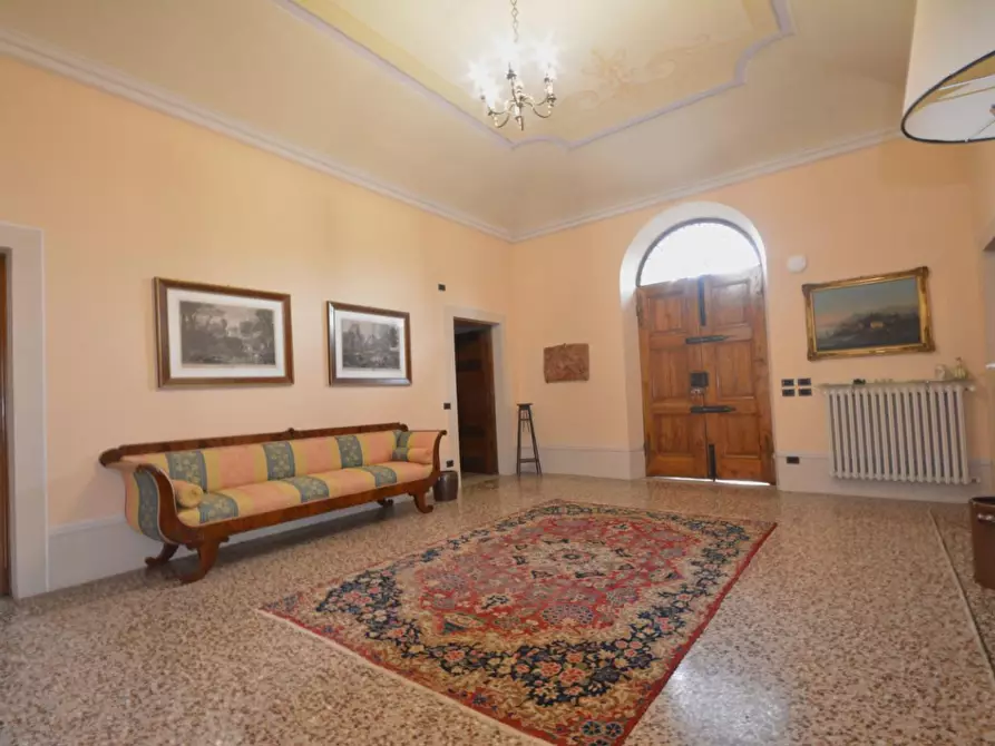 Immagine 4 di Villa in vendita  a Lucca