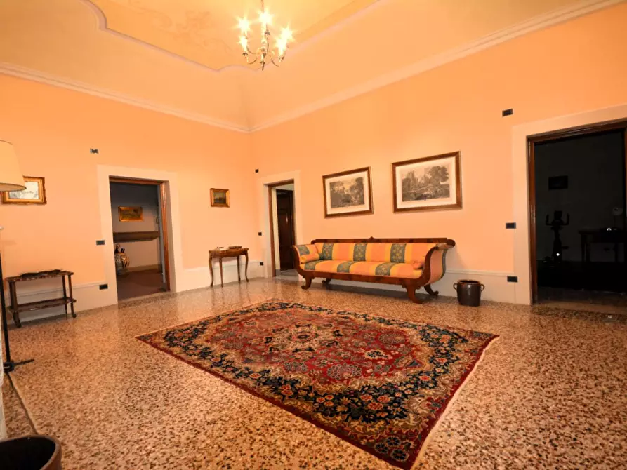 Immagine 3 di Villa in vendita  a Lucca