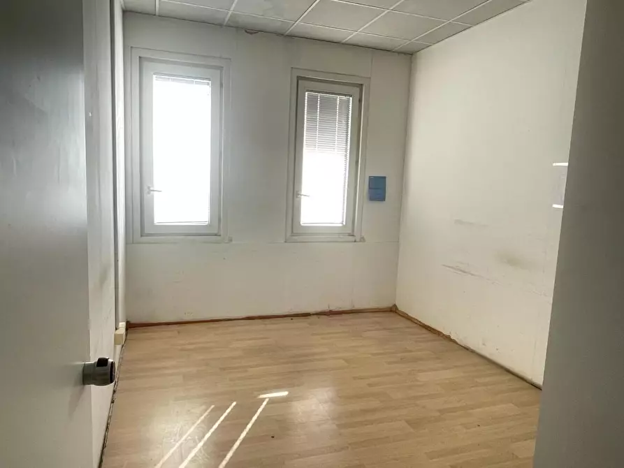 Immagine 9 di Capannone industriale in vendita  a Massa