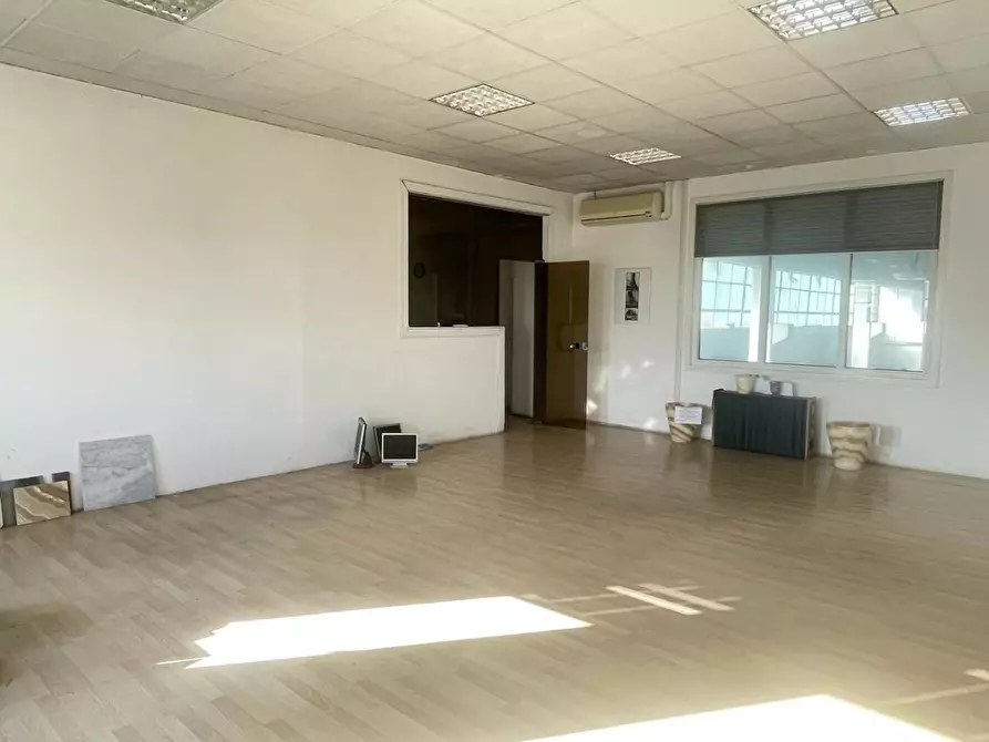 Immagine 13 di Capannone industriale in vendita  a Massa