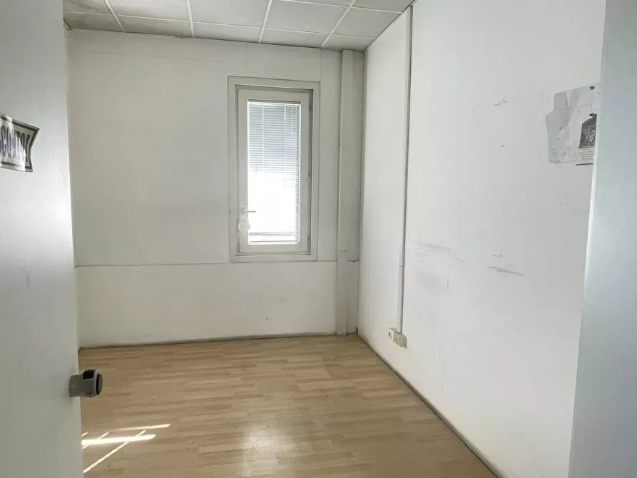 Immagine 10 di Capannone industriale in vendita  a Massa