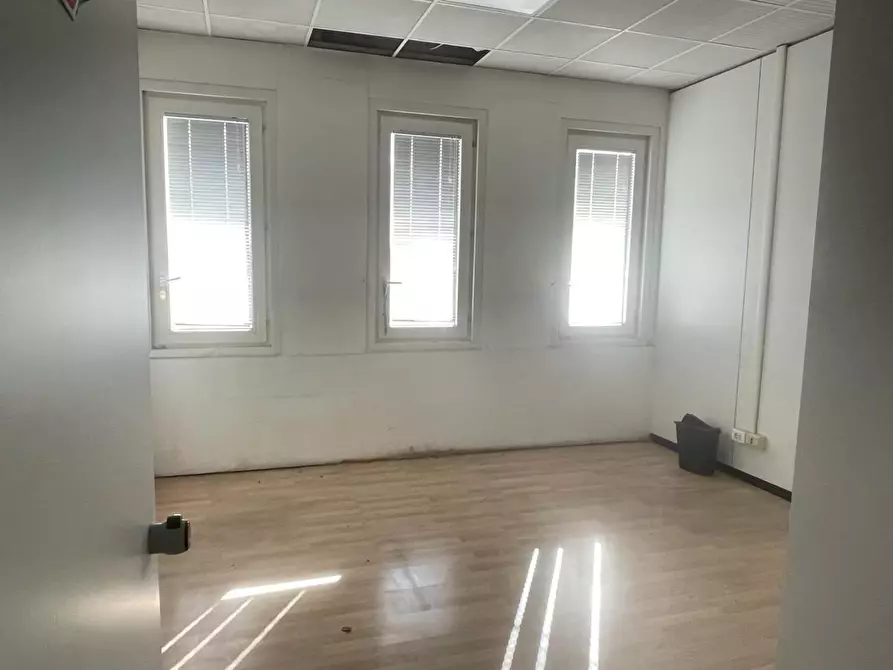 Immagine 15 di Capannone industriale in vendita  a Massa