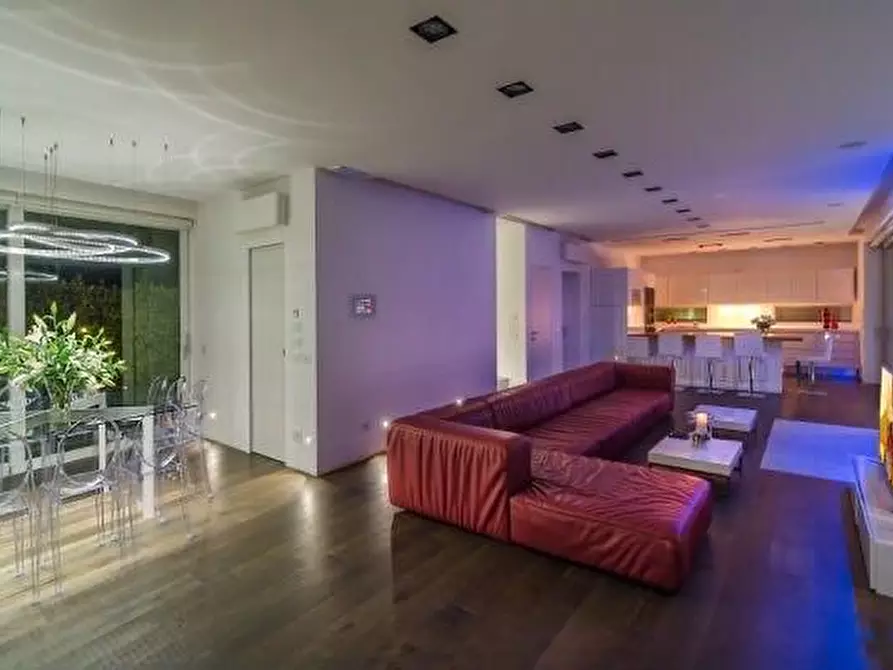 Immagine 10 di Villa in affitto  a Massa