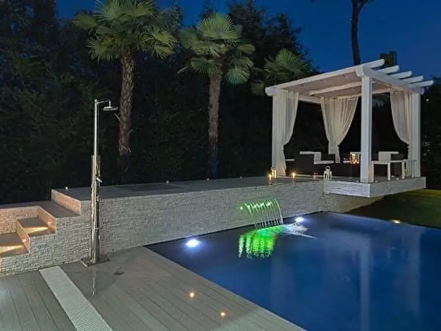 Immagine 4 di Villa in affitto  a Massa