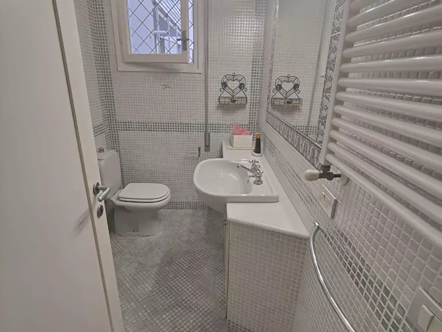 Immagine 13 di Appartamento in vendita  a Viareggio