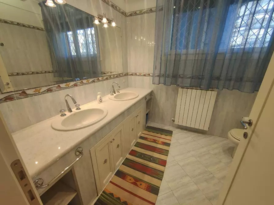 Immagine 11 di Appartamento in vendita  a Viareggio