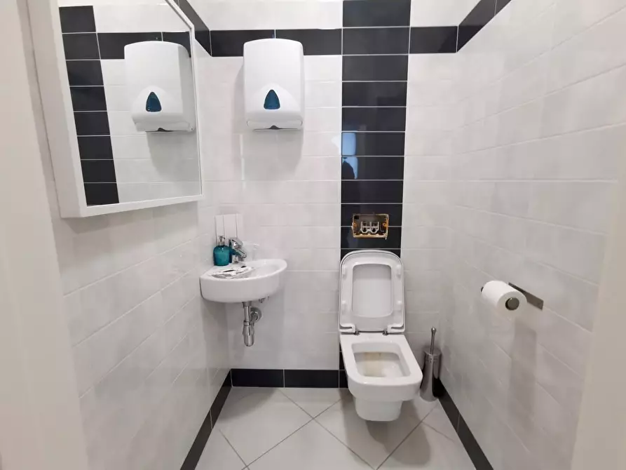 Immagine 28 di Ufficio in vendita  a Pisa