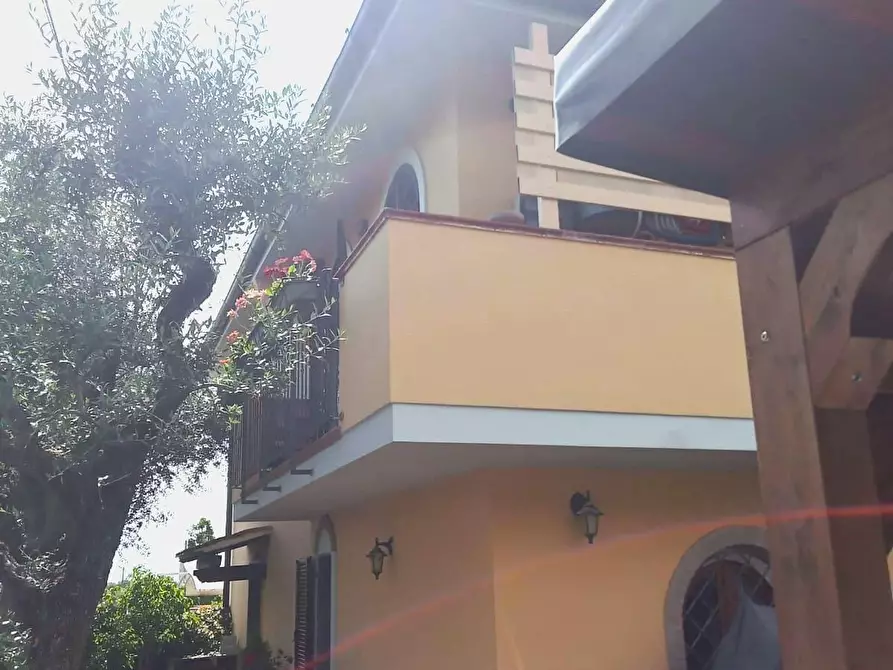 Immagine 1 di Casa bifamiliare in vendita  a Montignoso