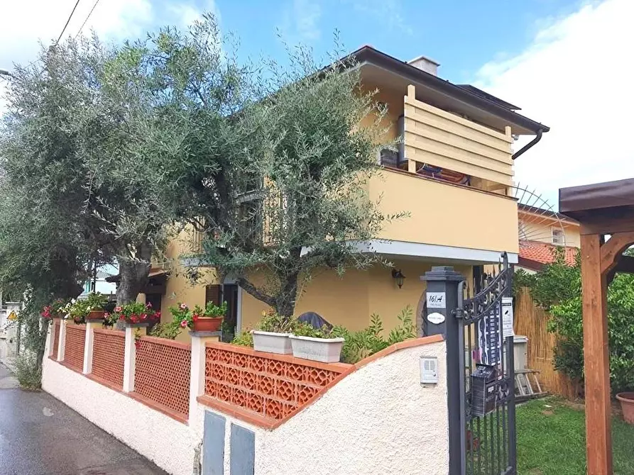 Immagine 1 di Casa bifamiliare in vendita  a Montignoso