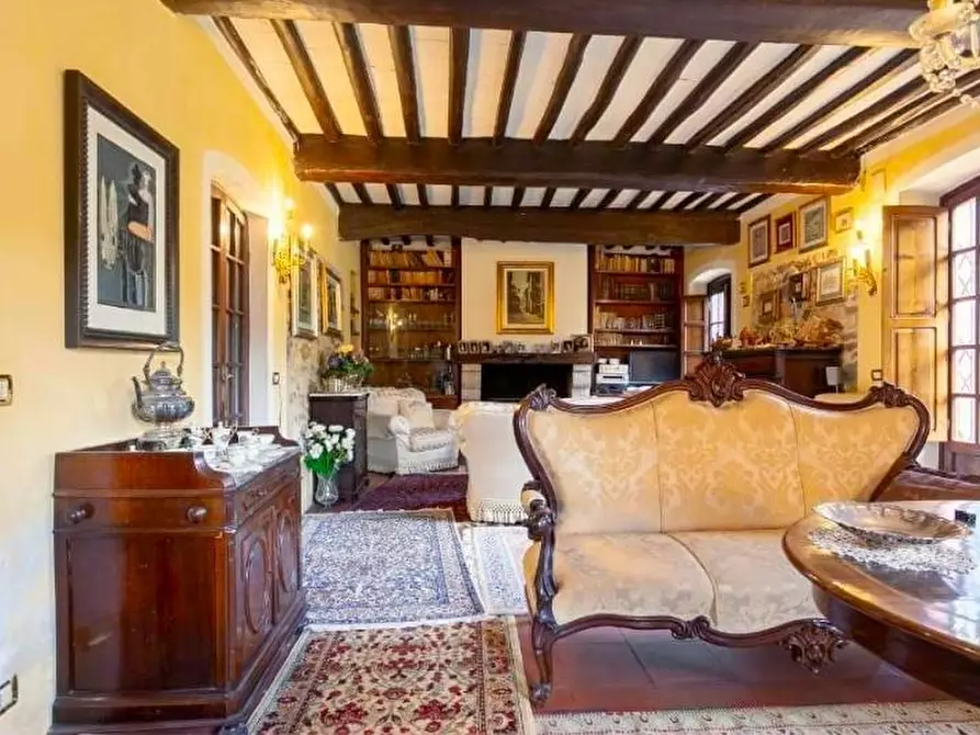 Immagine 12 di Villa in vendita  a Lucca