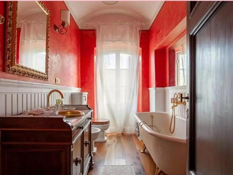 Immagine 2 di Villa in vendita  a Lucca