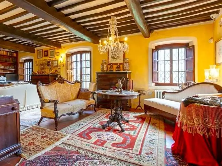 Immagine 3 di Villa in vendita  a Lucca