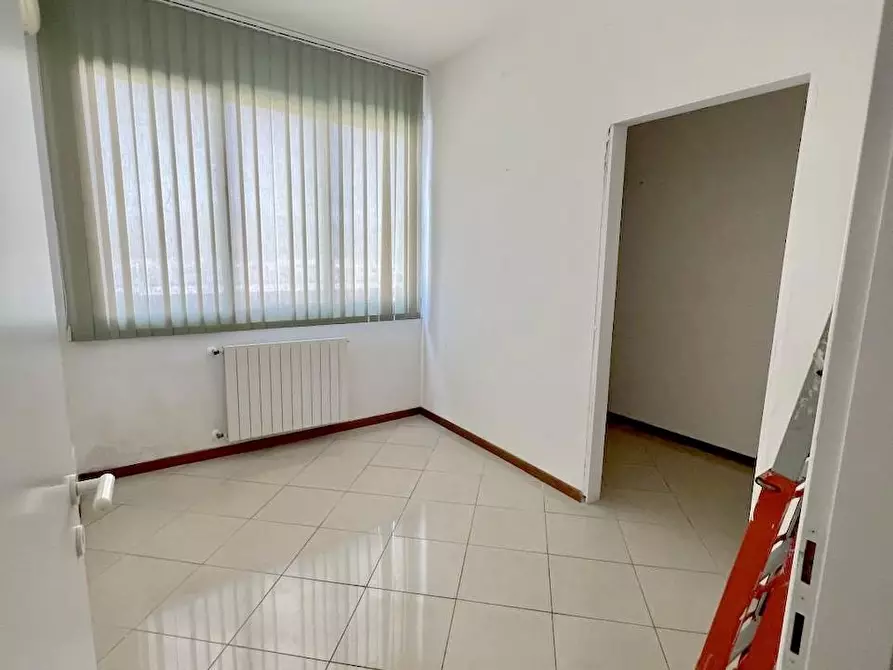 Immagine 11 di Ufficio in affitto  a Pisa